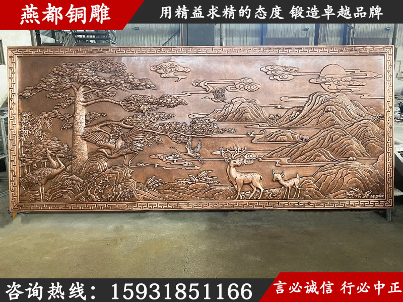 燕都銅雕工程案例——別墅庭院紫銅鍛造迎客松銅影壁浮雕